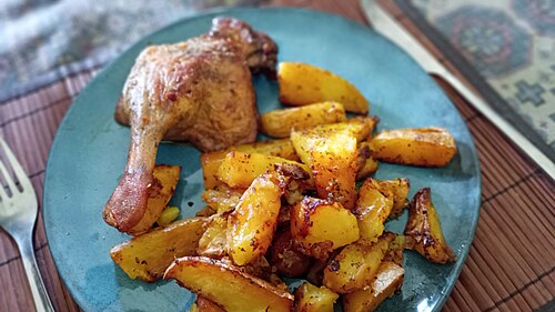 Cuisses de poulet rôties et pommes de terre