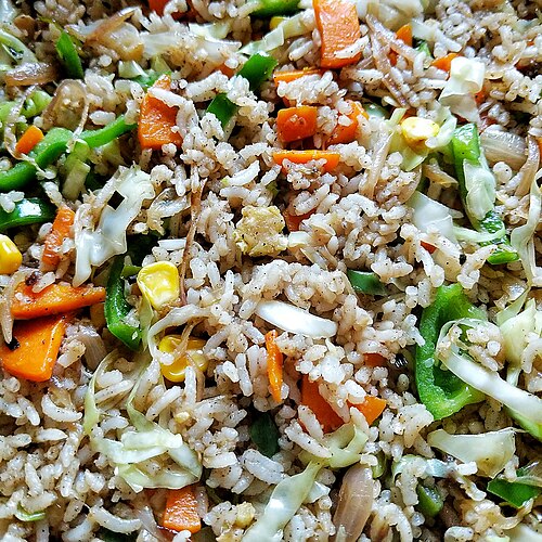 Riz sauté au chou et à l’œuf
