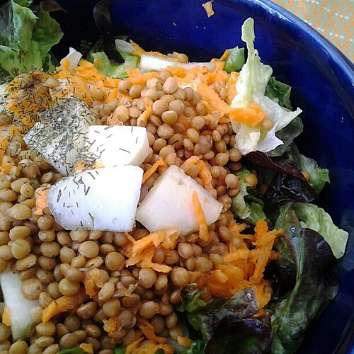 Salade de lentilles, œuf et crudités