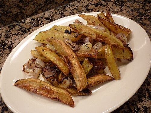 Pommes de terre rôties, sauce yaourt et persil
