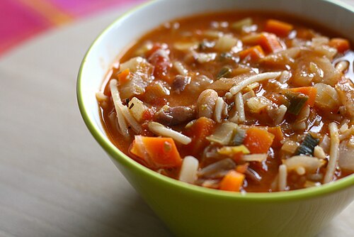 Soupe de légumes, haricots blancs et pâtes
