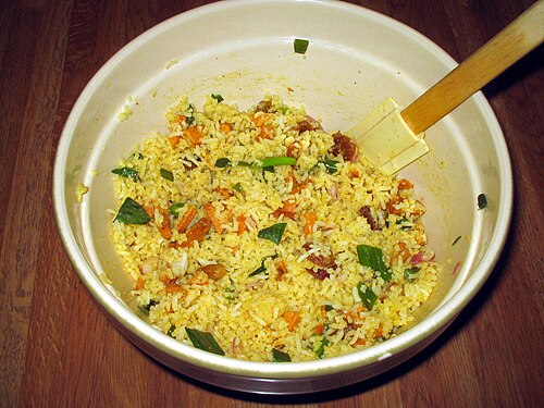 Salade de riz, maïs, thon et tomates