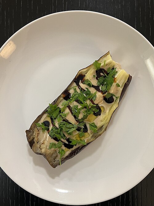 Aubergines rôties au cumin, pois chiches et semoule