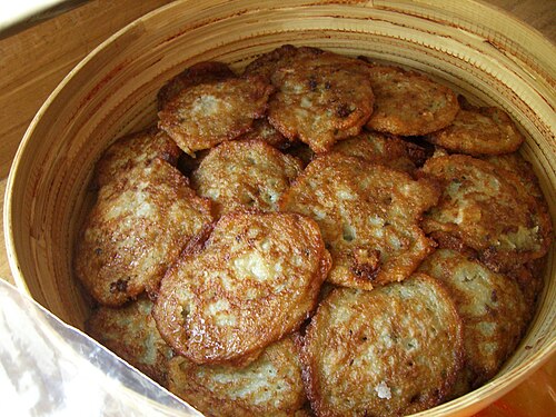 Galettes de pommes de terre et salade verte